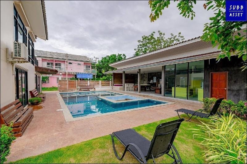 Party Poolvilla For 16 Persons | Chaosamran Beach Villa in Thailand