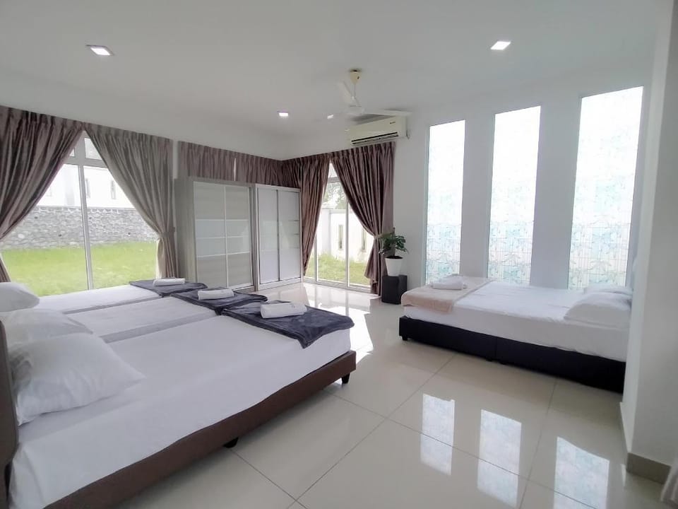Spacious 36pax Bungalow w/ Netflix near Water Park Vacation rental in Johor