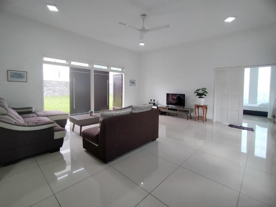 Spacious 36pax Bungalow w/ Netflix near Water Park Vacation rental in Johor