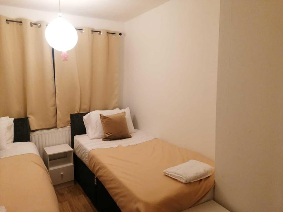 Shortlet express, Spacious 3bedroom house, 6 beds in Tilbury Vacation rental in Grays