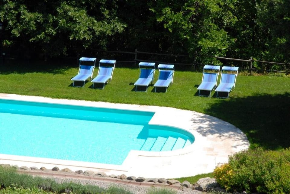 Delightful apartment in old farmhouse with pool Apartment in Tuscany