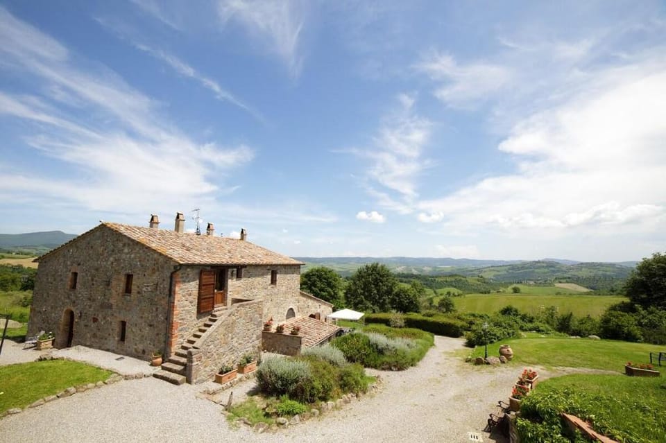 Delightful apartment in old farmhouse with pool Apartment in Tuscany