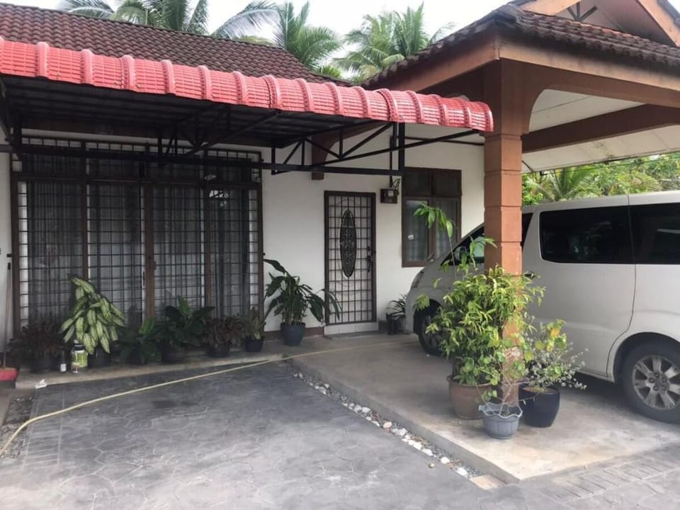Putri Homestay Bungalow @ UMK Pengkalan Chepa Vacation rental in Malaysia