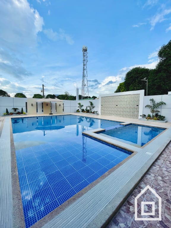 THE PAD GRAND with swimming pool Villa in Central Luzon
