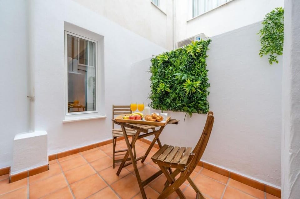 Historic City Centre Mitjana Malaga Apartment in Malaga