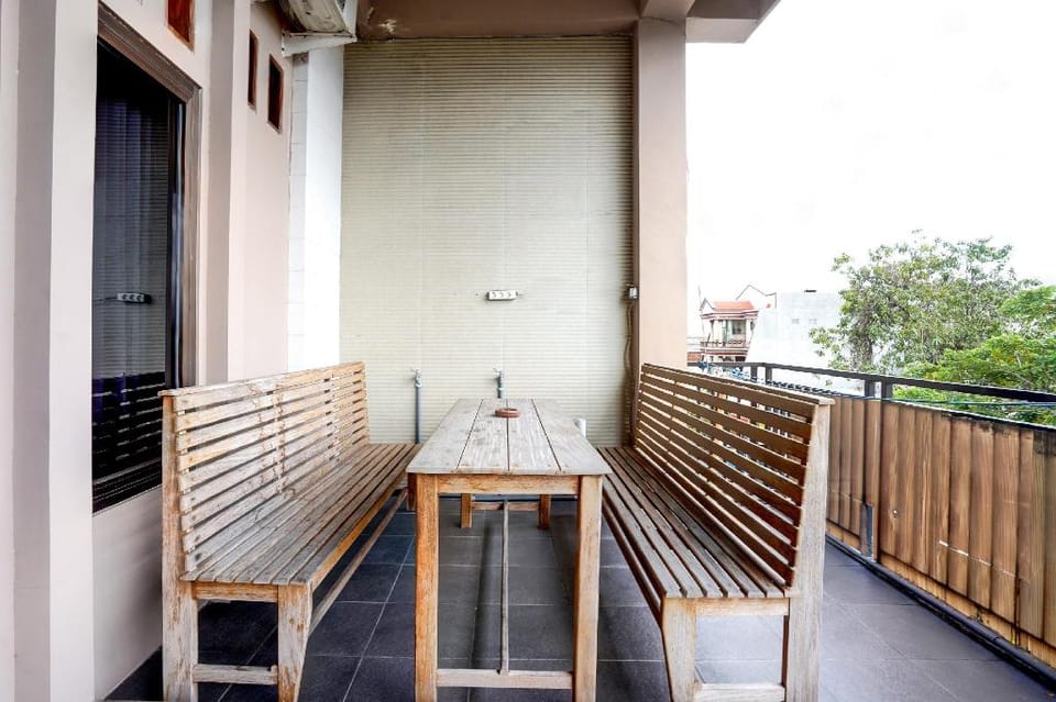 OYO Flagship 90890 Bratang Gede Residence Hotel in Surabaya