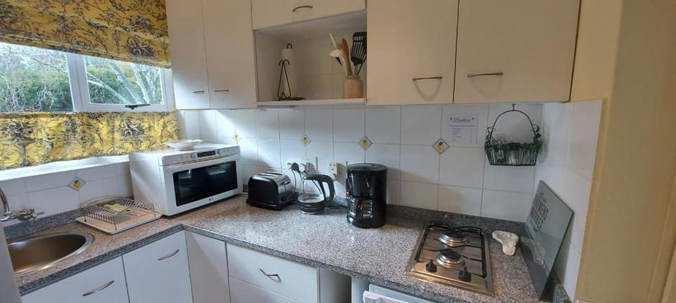 Roosboom Luxury Studio - with Sea View and kitchen, ideal for 2 guests, Capetown Apartment in Cape Town