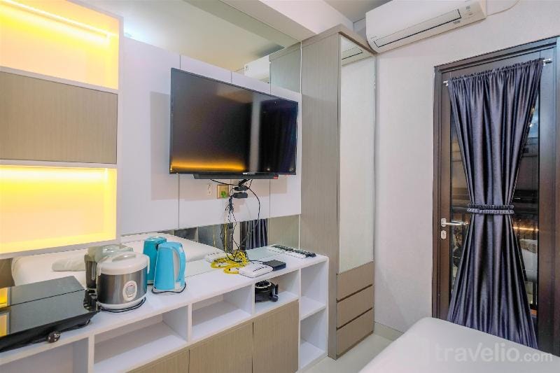 Nice & Comfy Studio Transpark Cibubur By Travelio Apartment in West Java