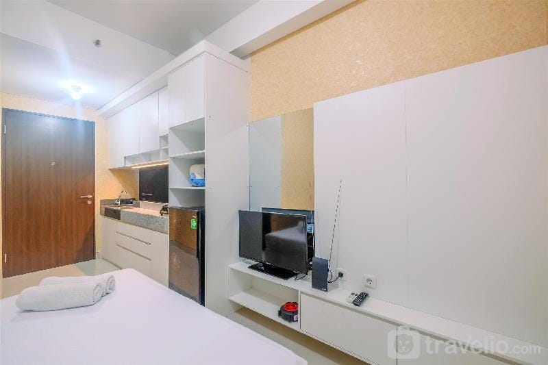 Homey Comfort Studio Transpark Cibubur By Travelio Apartment in West Java