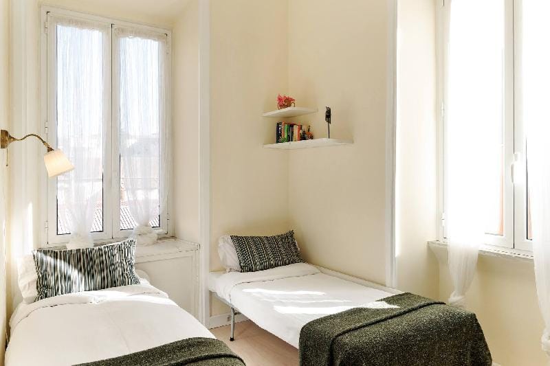 Sunny Flat In Elegant Building Close To Colosseum Apartment in Rome