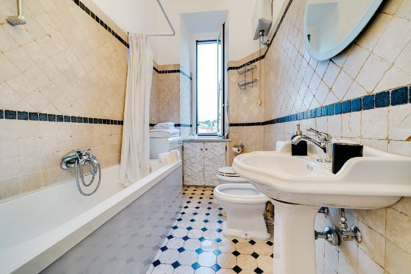 Sunny Flat In Elegant Building Close To Colosseum Apartment in Rome