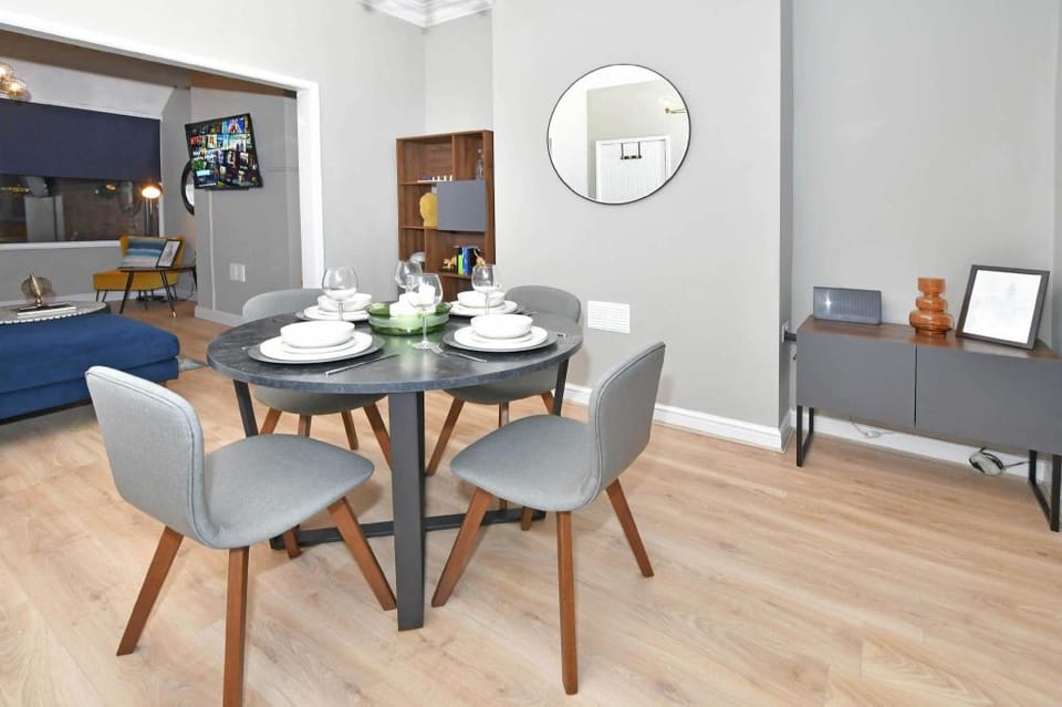 Stunning 3 Bed with Ultra Modern Kitchen, BOOK NOW Vacation rental in Crewe