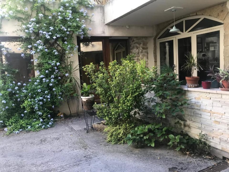 Studio nestled in an interior courtyard with independent entrance, private patio Apartment in Lunel
