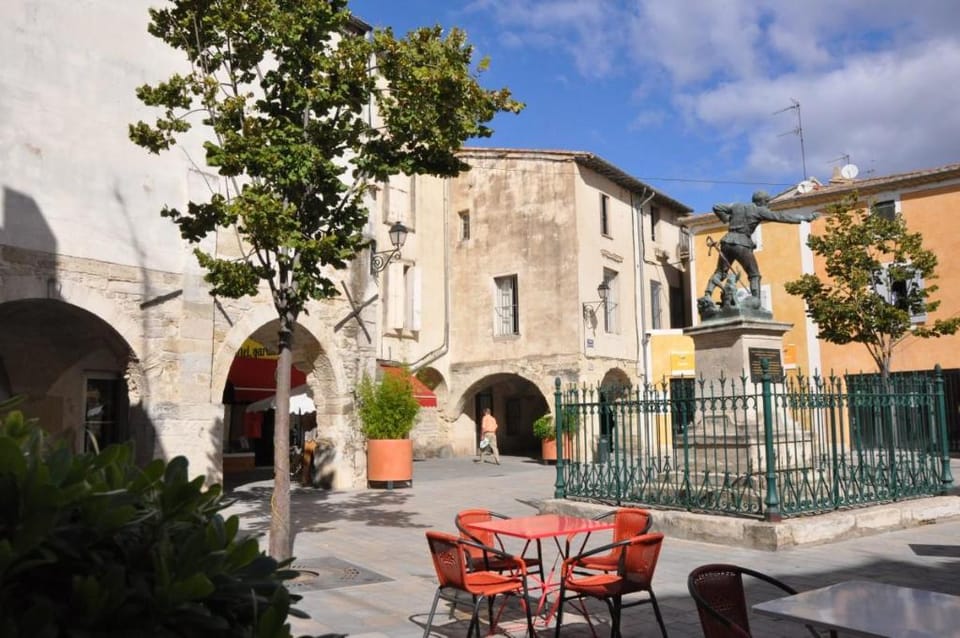 Studio nestled in an interior courtyard with independent entrance, private patio Apartment in Lunel
