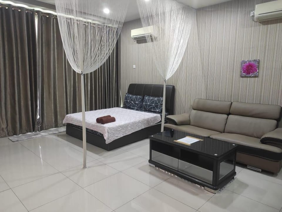 03-Beautiful Mt Austin PALAZIO STUDIO lake view  Apartment in Johor Bahru