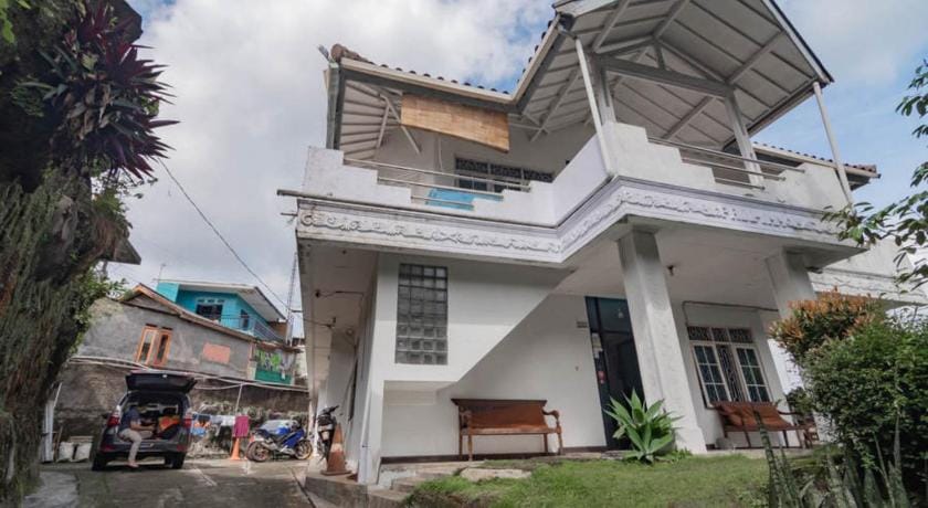 Pall Inn Puncak Mitra RedDoorz Bed and Breakfast in Cisarua
