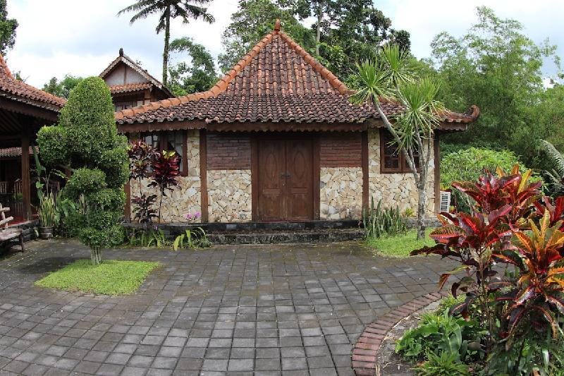 Ndalem Joglo Hinggil - Twin Villa in Special Region of Yogyakarta