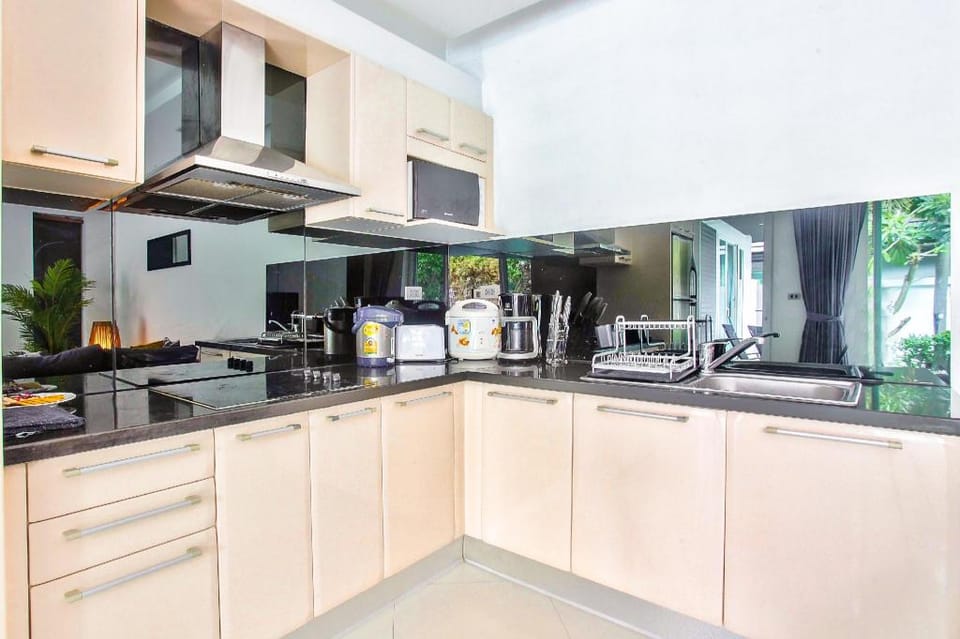 Idyllic Palm Oasis Villa C7 with Pristine Pool Villa in Pattaya City