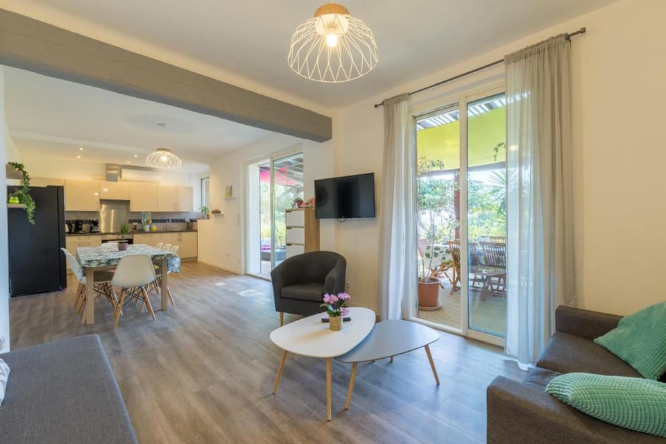 La Félyvonne, villa familiale confortable avec sa grande terrasse ombragée et sa vue dégagée vers la mer Villa in Hyères