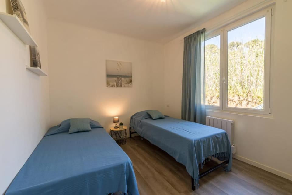 La Félyvonne, villa familiale confortable avec sa grande terrasse ombragée et sa vue dégagée vers la mer Villa in Hyères