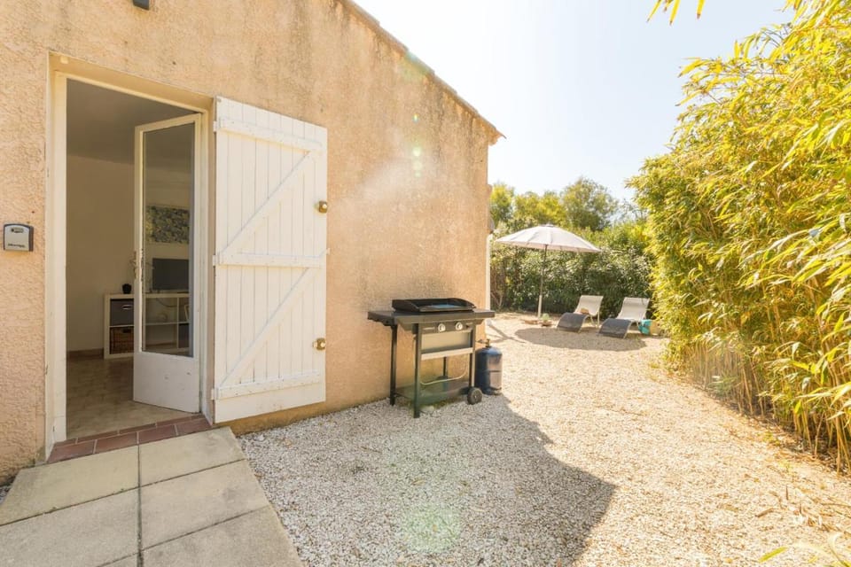 L'Auguière Ouest, maisonnette au cœur du vignoble proche de la mer et des sentiers côtiers Vacation rental in Hyères
