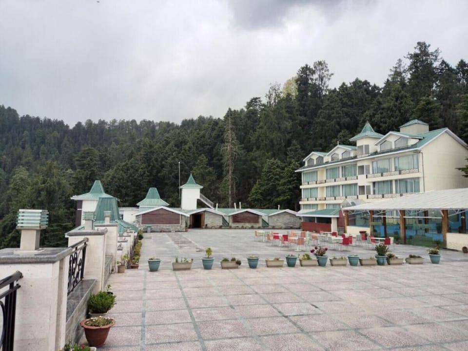 Goroomgo Hill Top Courtyard Shimla Hotel in Shimla