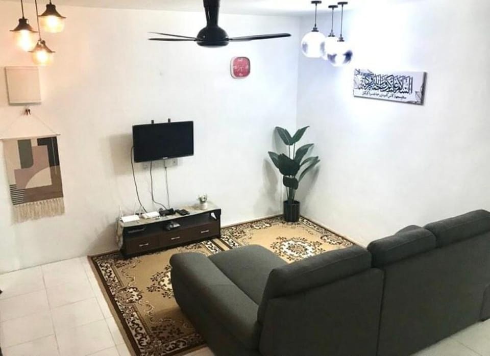 Chempaka Homestay (By UTP Near UiTM Seri Iskandar) Vacation rental in Perak Tengah District
