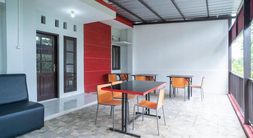 RedDoorz Plus near ITC Cempaka Mas 2 Hotel in Jakarta
