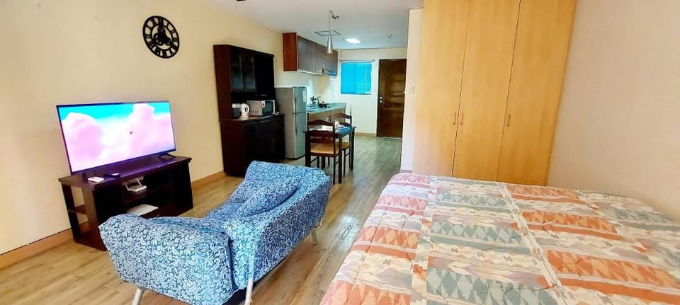 Studio-type condo unit with common pool Vacation rental in Subic