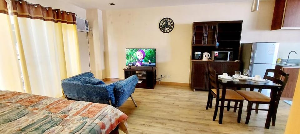 Studio-type condo unit with common pool Vacation rental in Subic