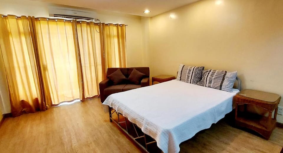 Studio-type condo unit with common pool Vacation rental in Subic
