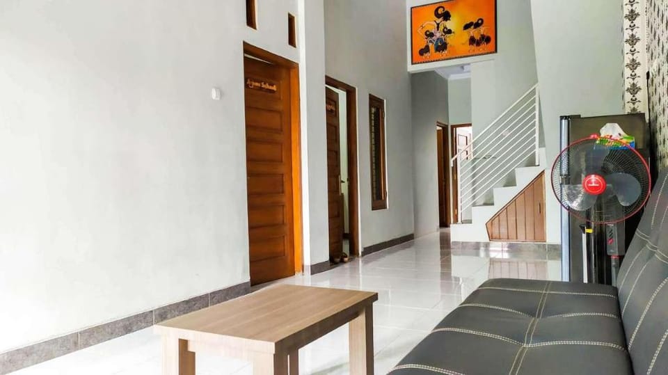 Omah Leren Mitra RedDoorz near Gembiraloka Zoo Yogyakarta Hotel in Yogyakarta