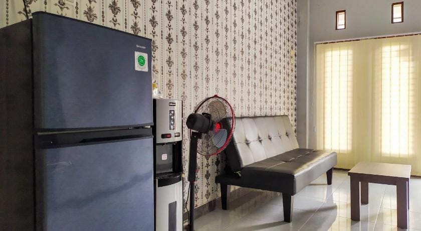 Omah Leren Mitra RedDoorz near Gembiraloka Zoo Yogyakarta Hotel in Yogyakarta