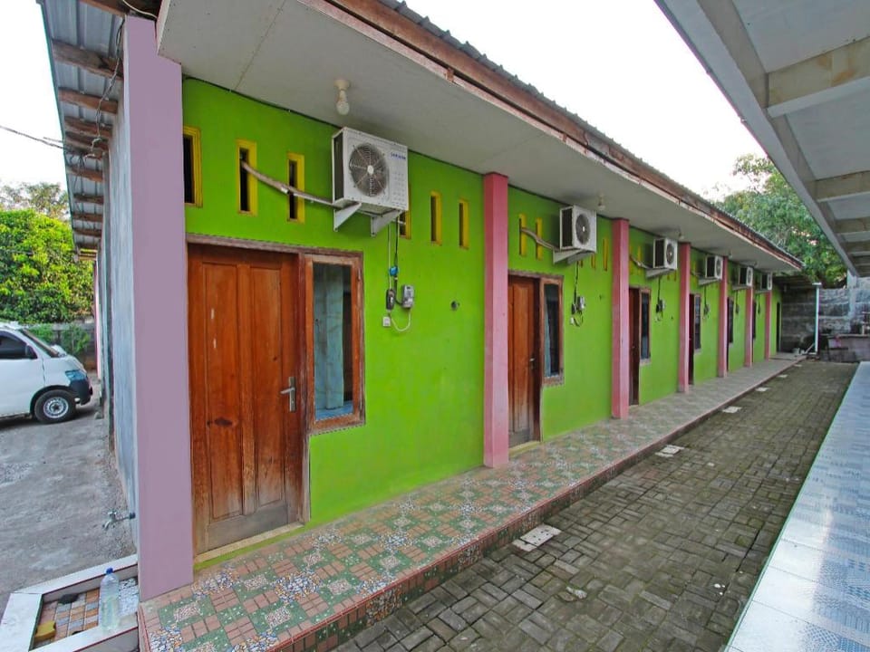 OYO 91476 Srikaya Hotel 3 Hotel in Indonesia