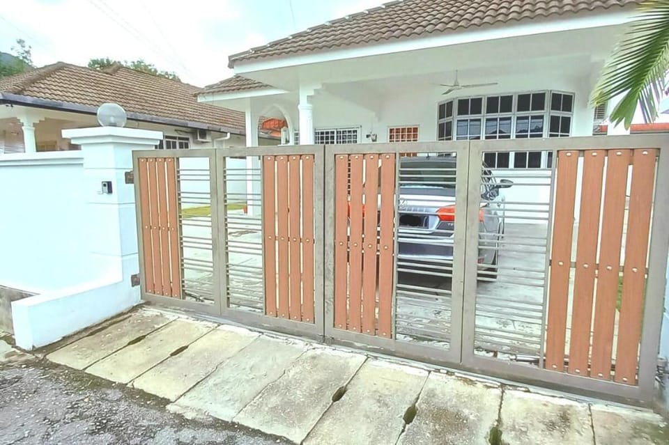NEW Bungalow 3 Parking, 4 Bedroom Vacation rental in Ipoh