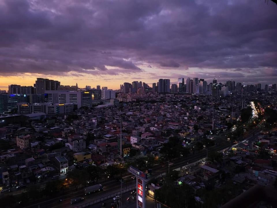 Breezy, rustic 3 Bedroom Condo on the 22nd floor Apartment in Taguig