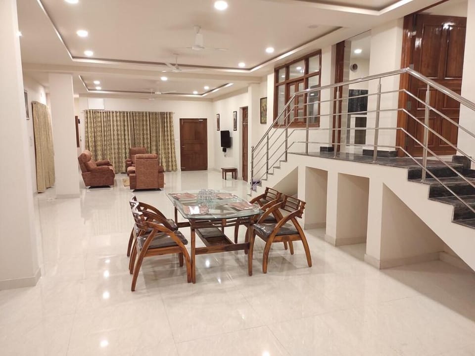 Stone Home Banjara Hills, 4-Bhk Spacious Home Vacation rental in Hyderabad