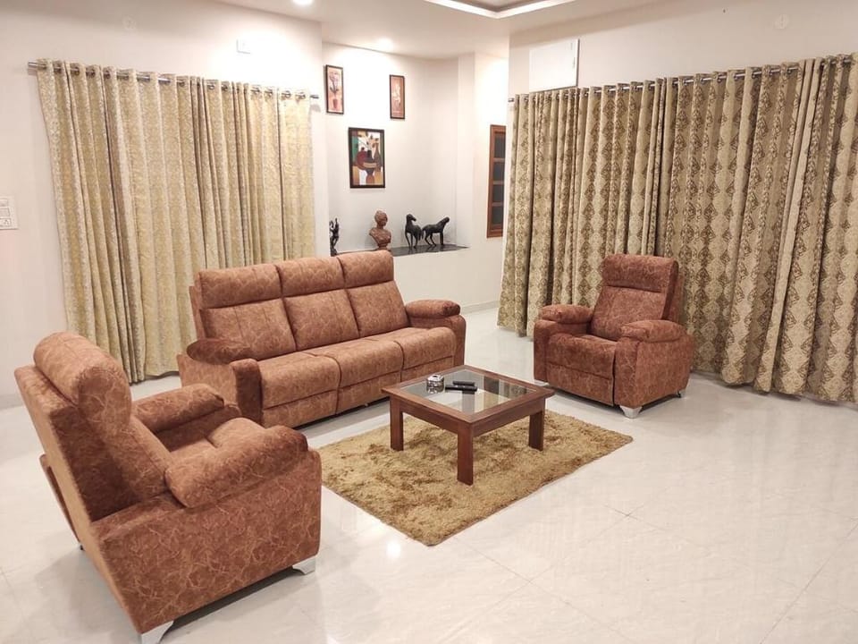 Stone Home Banjara Hills, 4-Bhk Spacious Home Vacation rental in Hyderabad