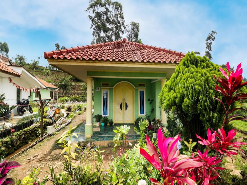 OYO Homes 90992 Eco Tourism Desa Panundaan Ciwidey Syariah Hotel in West Java