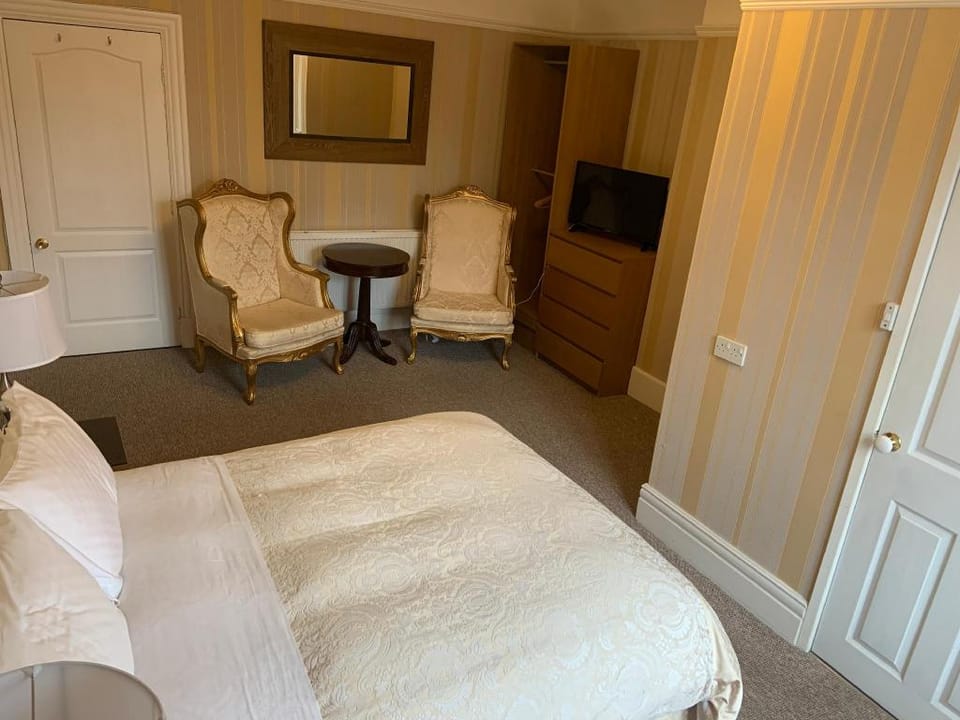 Entire Seaside Home, Sleeps 8, All en-suite rooms Vacation rental in Wallasey
