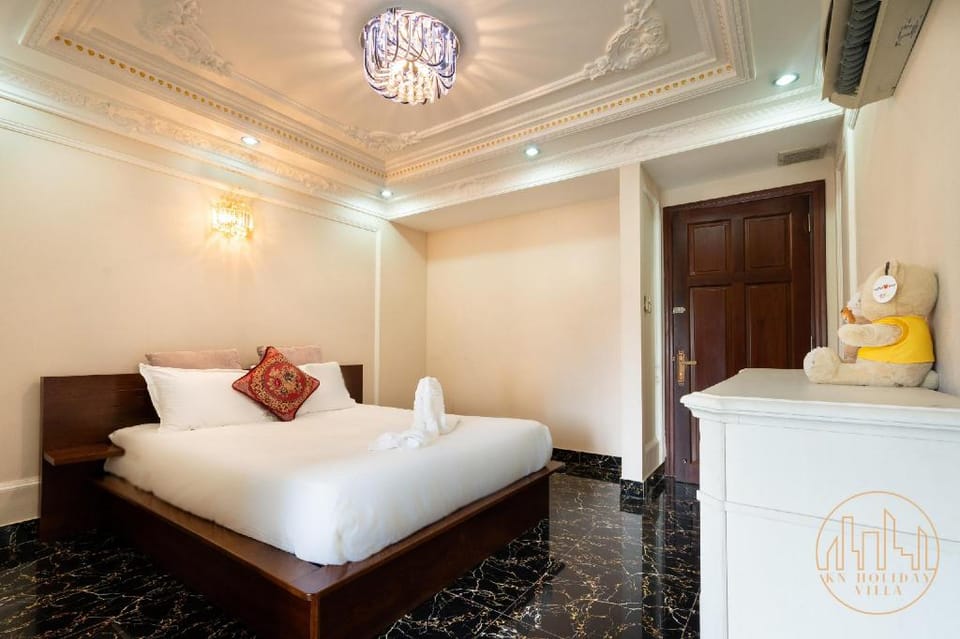 CHEERFUL 6 BEDROOMS VILLA WITH BIG OUTDOOR POOL Villa in Ho Chi Minh City