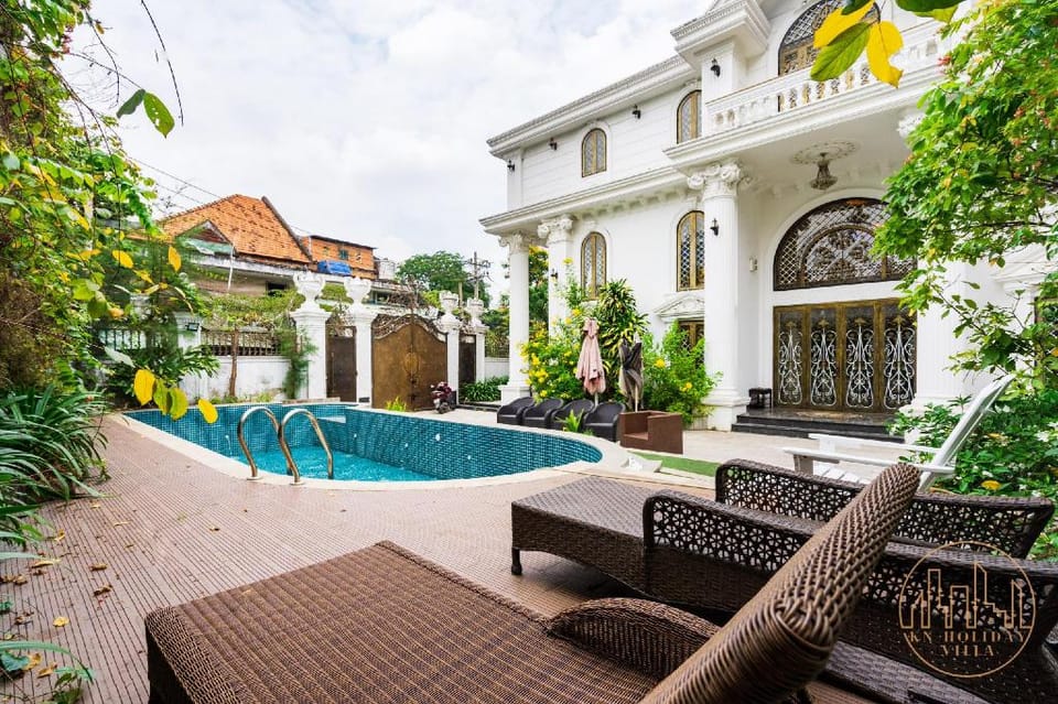 CHEERFUL 6 BEDROOMS VILLA WITH BIG OUTDOOR POOL Villa in Ho Chi Minh City