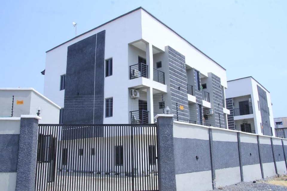 Cosy 2-bedroom Home +SuperFast Wifi & 247 Security Apartment in Lagos, Nigeria