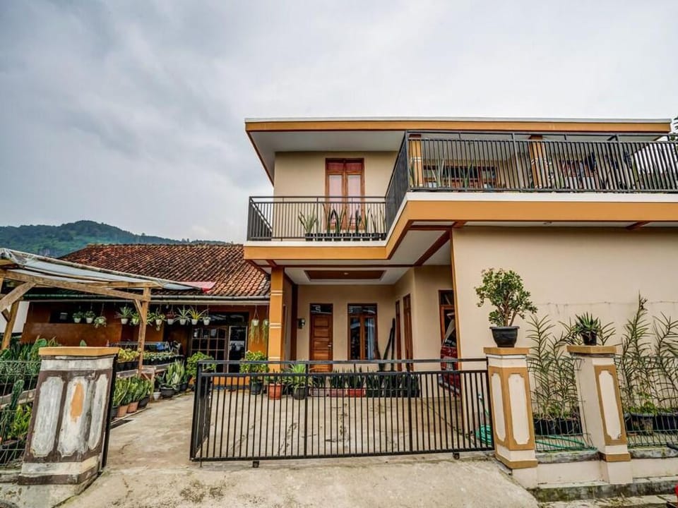 OYO Homes 91002 Eco Tourism Desa Cibodas Areng 3 Syariah Hotel in Lembang
