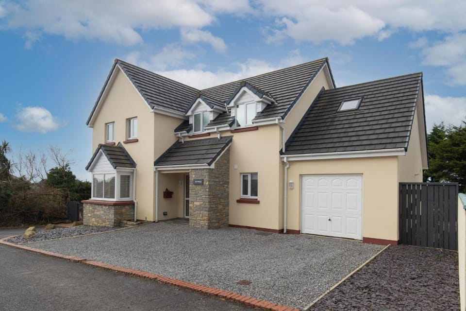 Maynor - Large Luxury House, Log Burner, Central Location Vacation rental in Wales