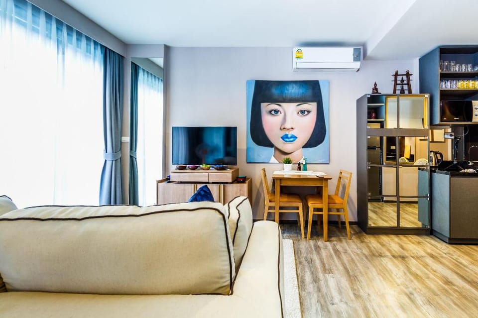Pool access apartment in The Deck, 2 pools & gym! Apartment in Patong
