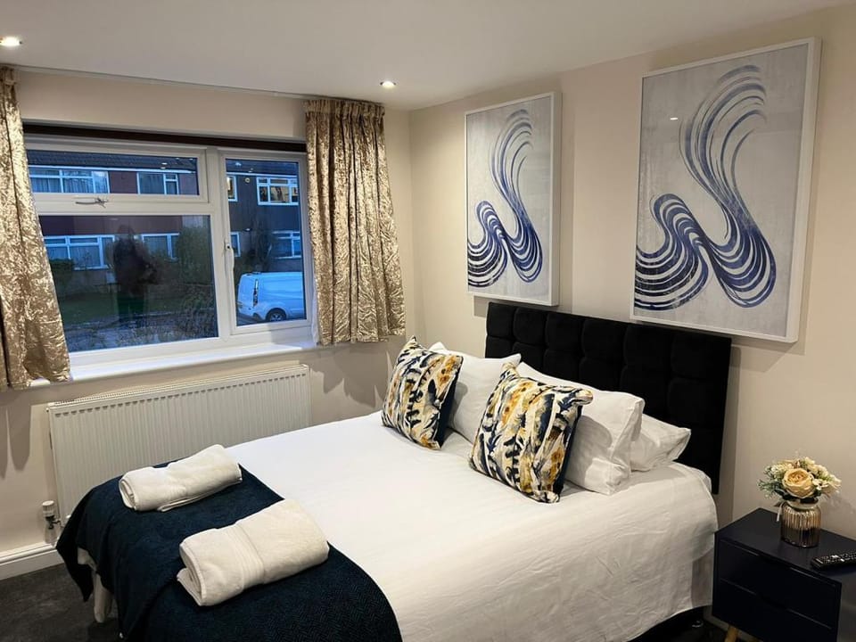 Spacious 3Bed/1Bath Pet Friendly Flat w/ Free WiFi Apartment in Harrow
