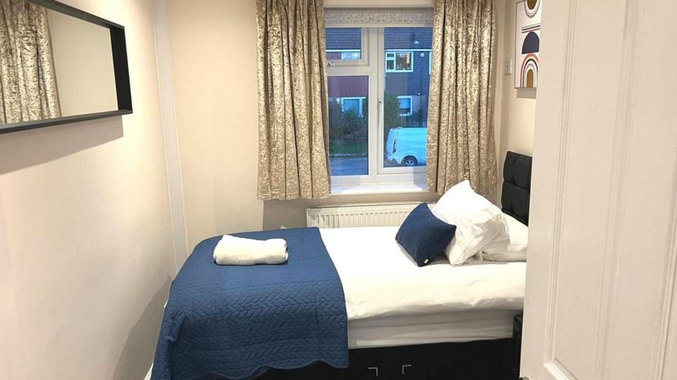 Spacious 3Bed/1Bath Pet Friendly Flat w/ Free WiFi Apartment in Harrow