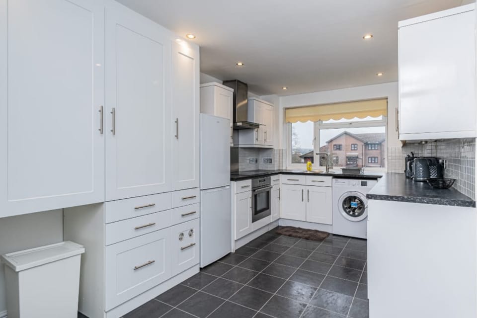 Spacious 3Bed/1Bath Pet Friendly Flat w/ Free WiFi Apartment in Harrow