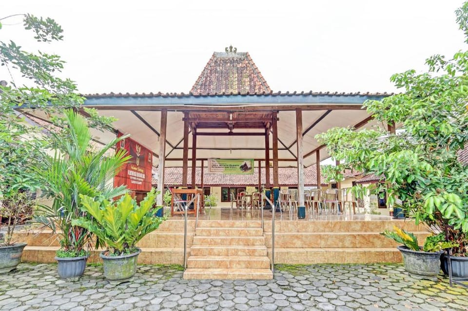 SPOT ON 91054 Desa Wisata Budaya Kebondalem Kidul Hotel in Indonesia